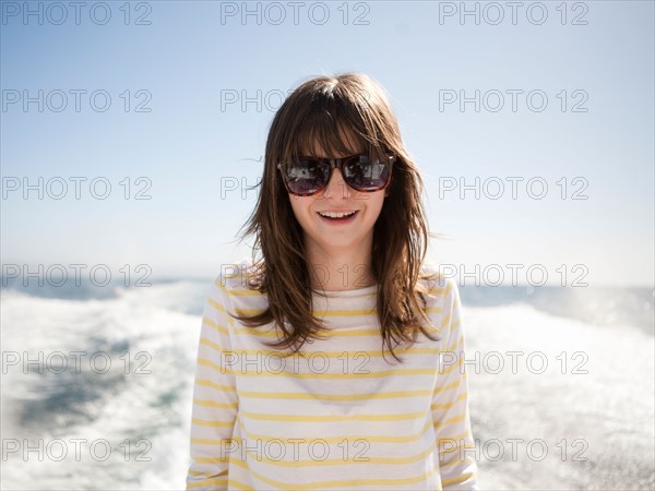 USA, California, Catalina Island. Portrait of young woman in sunglasses in front of sea. Photo : Jessica Peterson