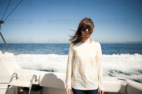 USA, California, Catalina Island. Portrait of young woman in sunglasses in front of sea. Photo : Jessica Peterson