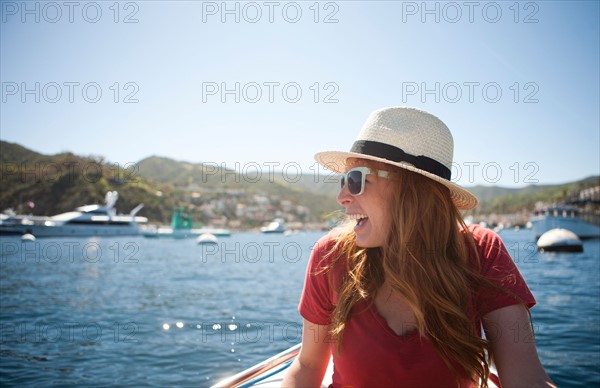 USA, California, Catalina Island. Portrait of young woman in sunglasses and straw hat. Photo : Jessica Peterson