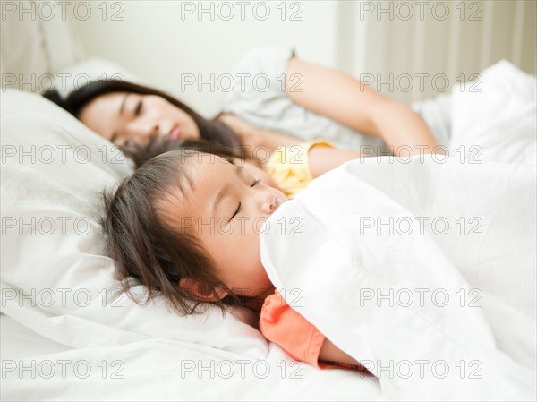 Mother with daughters (2-3, 4-5) sleeping together. Photo : Jessica Peterson