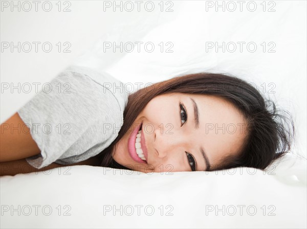 Portrait of young woman lying down. Photo : Jessica Peterson