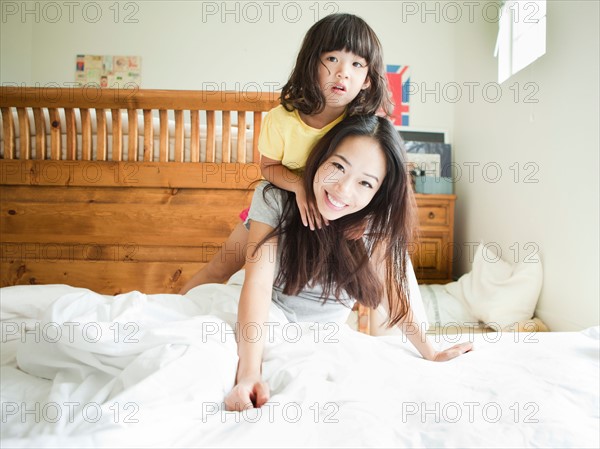 Mother with daughter playing in bedroom (4-5). Photo : Jessica Peterson