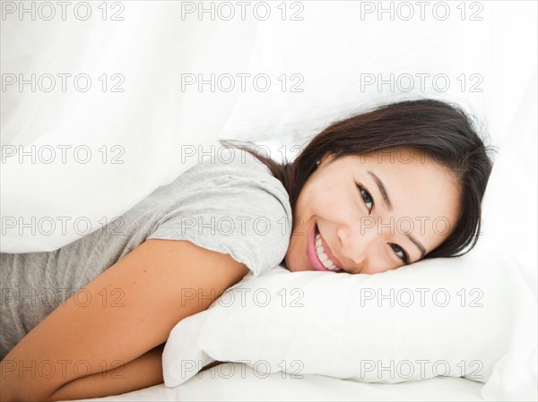 Portrait of young woman lying down. Photo : Jessica Peterson