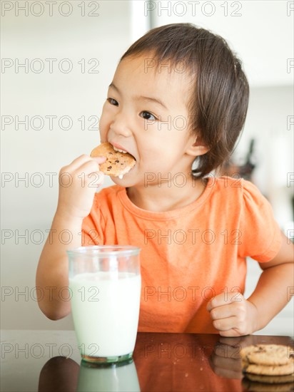 Girl eating cookie (2-3). Photo : Jessica Peterson