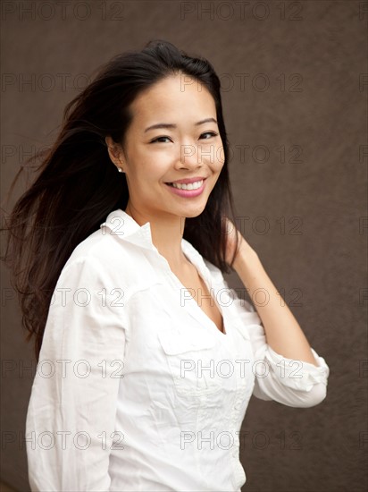 Studio shot of smiling young woman. Photo : Jessica Peterson