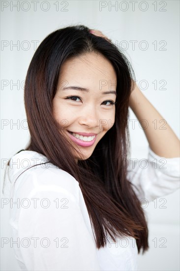 Studio shot of smiling young woman. Photo : Jessica Peterson