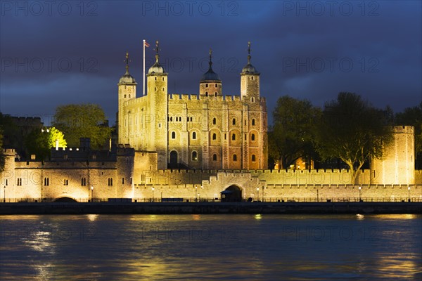 UK, England, London, Tower of London at night.