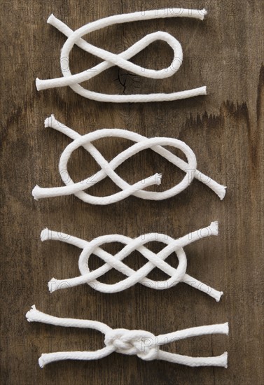 Tying reef knot step by step. 
Photo : Jamie Grill