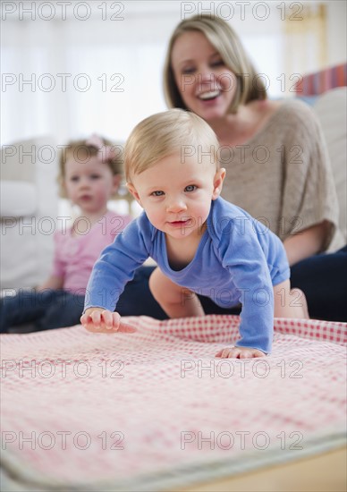 Mother and children (2-3, 6-11 months) at home. 
Photo : Jamie Grill