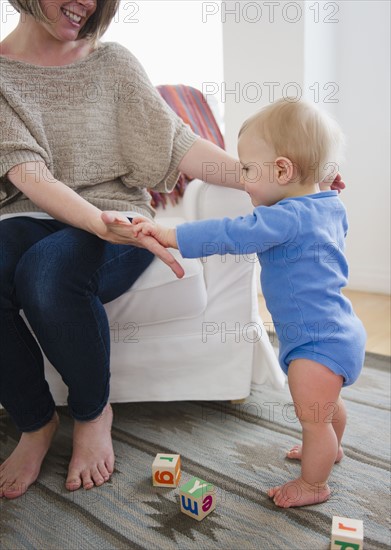 Mother with son (6-11 months) at home. 
Photo : Jamie Grill