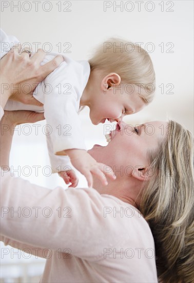 Mother lifting son (6-11 months). 
Photo : Jamie Grill