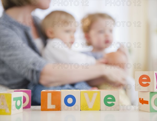 Mother with children (2-3, 6-11 months) at home. 
Photo : Jamie Grill