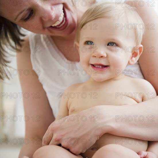 Mother holding son (6-11 months) . 
Photo : Jamie Grill