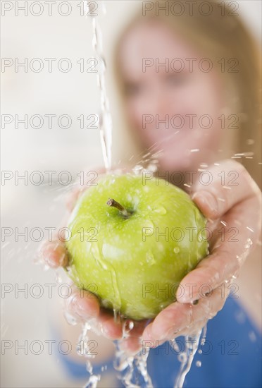 Hands washing green apple .
Photo : Jamie Grill