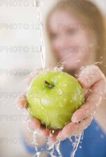 Hands washing green apple . 
Photo : Jamie Grill