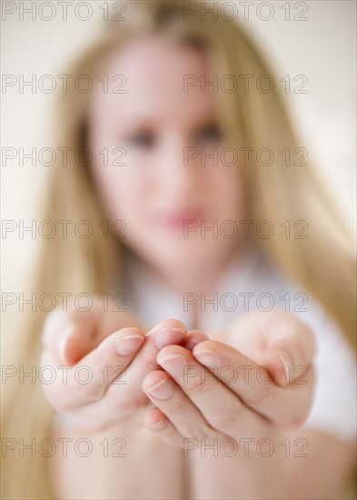 Woman begging. 
Photo : Jamie Grill