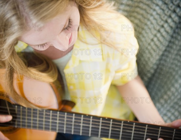 Woman playing guitar. 
Photo : Jamie Grill