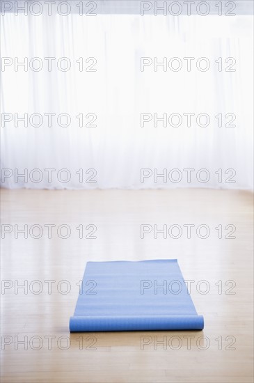 Yoga mat in empty studio. 
Photo : Jamie Grill