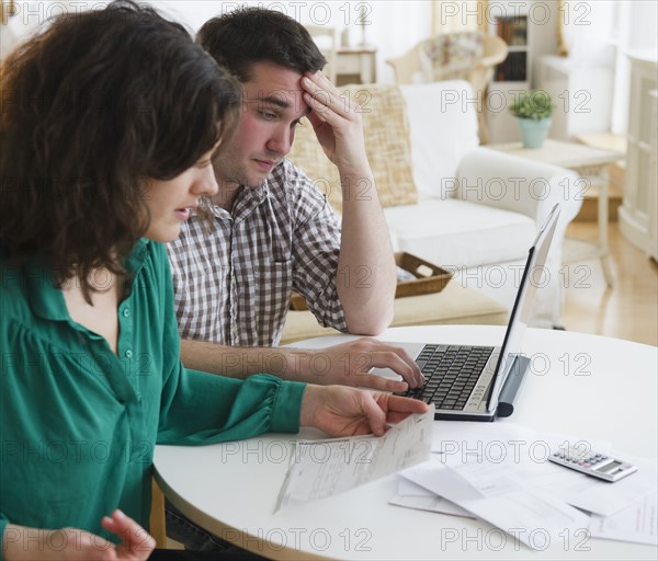 Couple paying bills via internet. 
Photo : Jamie Grill