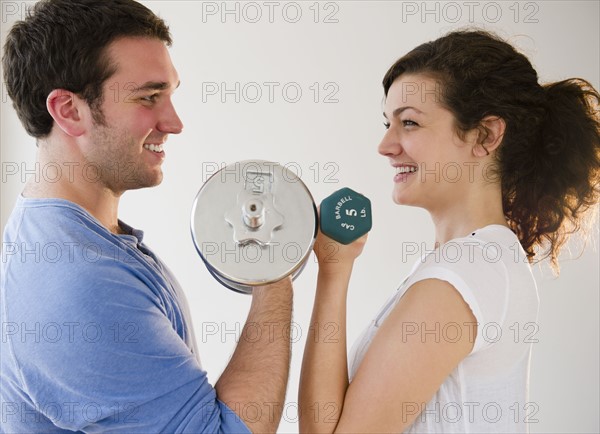 Couple weightlifting. 
Photo : Jamie Grill