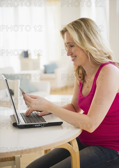 Pregnant woman online shopping. 
Photo : Jamie Grill
