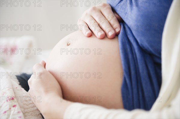 Close-up of belly of pregnant woman . 
Photo : Jamie Grill