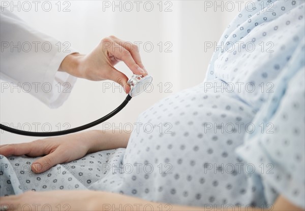 Doctor examining pregnant woman . 
Photo : Jamie Grill