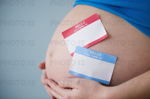 Name tags on belly of pregnant woman. 
Photo : Jamie Grill
