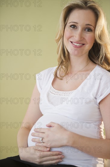 Portrait of pregnant woman. 
Photo : Jamie Grill