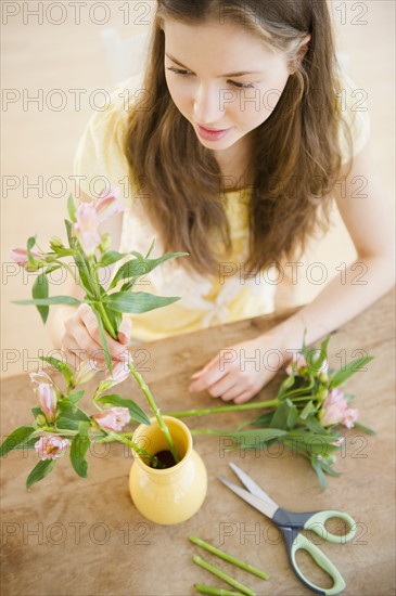 Woman arranging bouquet. 
Photo : Jamie Grill