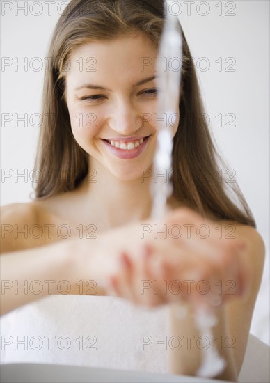 Woman washing hands. 
Photo : Jamie Grill