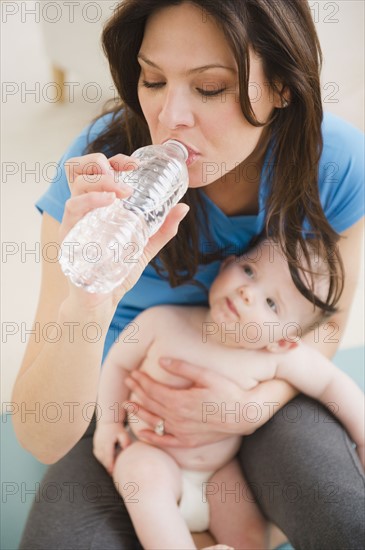 Mother with baby daughter (6-11 months) drinking water. 
Photo : Jamie Grill