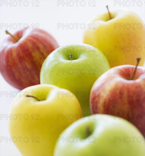 Close up of colorful apples, studio shot. 
Photo: Daniel Grill