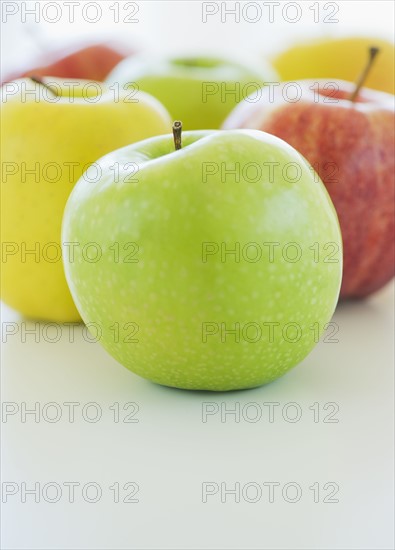 Close up of colorful apples, studio shot. 
Photo : Daniel Grill