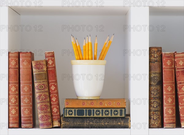 Close up of books and pencils on shelf, studio shot.
Photo : Daniel Grill