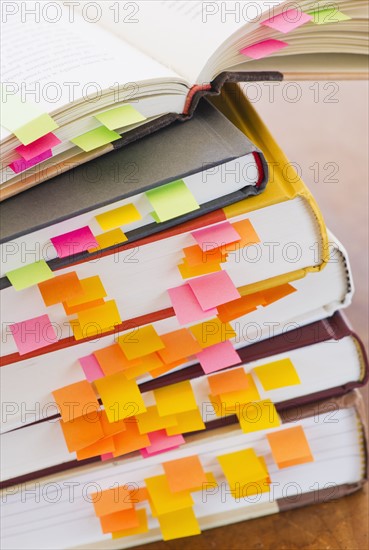 Close up adhesive notes in books, studio shot. 
Photo : Daniel Grill