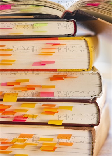 Close up adhesive notes in books, studio shot. 
Photo : Daniel Grill