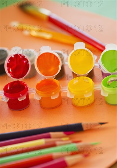 Close up of watercolor paints, crayons and paintbrushes, studio shot. 
Photo: Daniel Grill