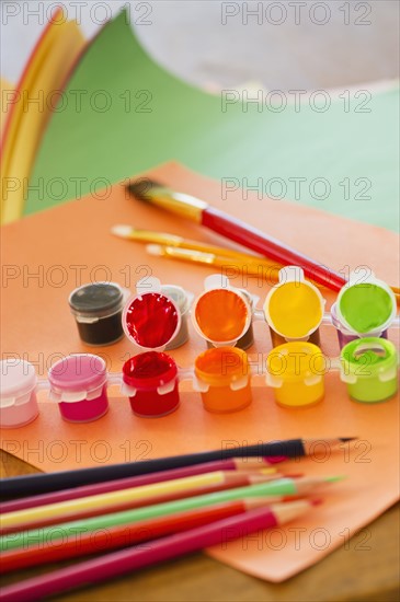 Close up of watercolor paints, crayons and paintbrushes, studio shot. 
Photo : Daniel Grill