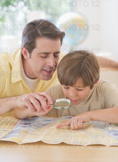 Father and son (10-11 years) reading map.
Photo : Daniel Grill