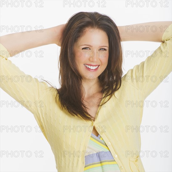 Portrait of smiling young woman, studio shot. 
Photo : Daniel Grill