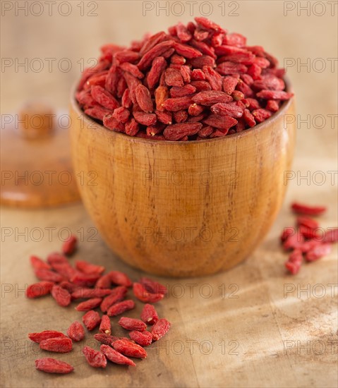 Close up of goji berries in wooden bowl, studio shot. 
Photo : Daniel Grill