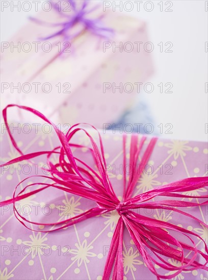 Close up of ribbon on birthday present, studio shot. 
Photo: Daniel Grill