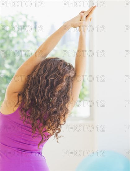 Woman practicing yoga.
Photo : Daniel Grill