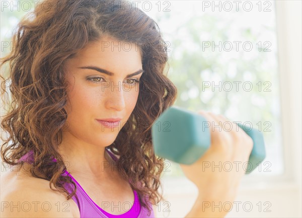 Woman weight lifting. 
Photo : Daniel Grill