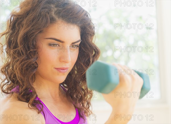 Woman weight lifting.
Photo : Daniel Grill