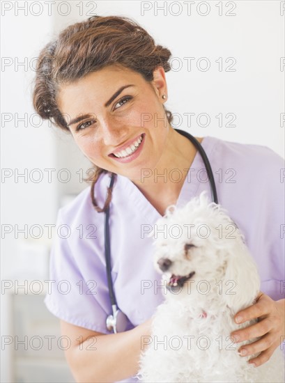 Portrait of female veterinarian with dog. 
Photo : Daniel Grill
