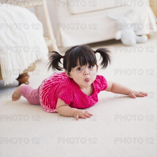 Baby girl (12-17 months) crawling on carpet. 
Photo : Daniel Grill