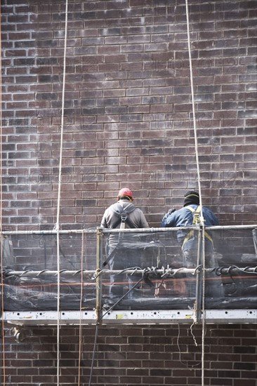 Construction workers on scaffolding. 
Photo: fotog