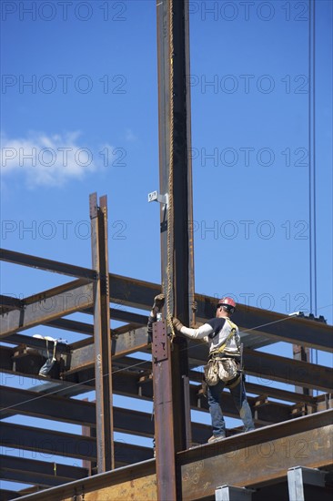 Construction worker on construction frame. 
Photo : fotog